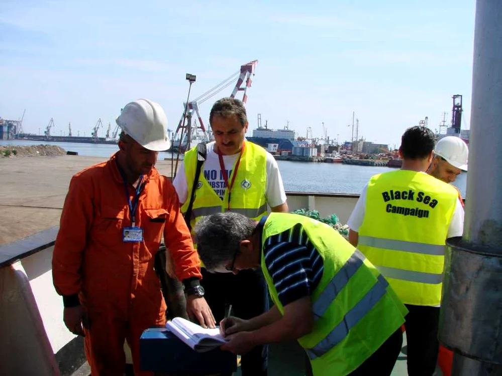 Adrian Mihălcioiu şi echipa, în inspecţie la bordul navelor FOTO SLN