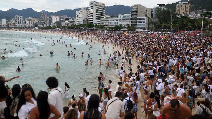 Plaja Arpoador din Rio de Janeiro a fost plină. Foto: Profimedia