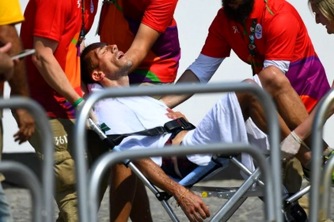 
    Francezul Yohan Diniz a fost preluat de medici imediat după terminarea probeiFoto: AFP  