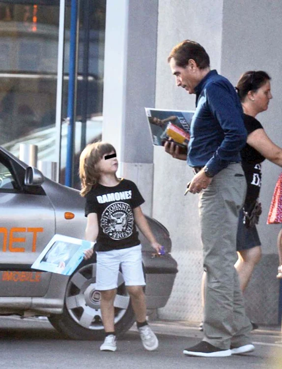 August 2015: Merge şi la cumpărături împreună cu micul Petrus, care are acum 7 ani