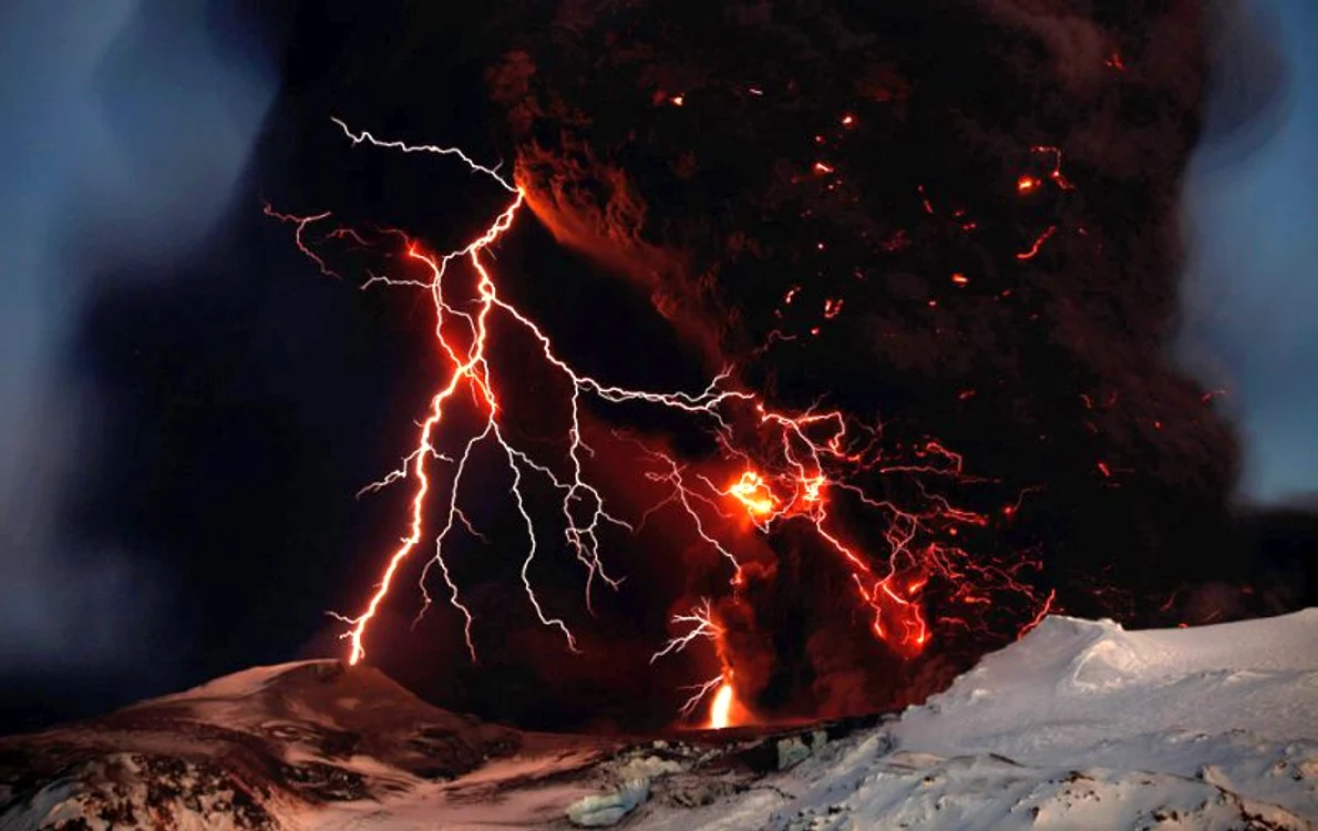 Vârful vulcanului Eyjafjallajokul este lovit de trăsnete în timpul erupţiei care a paralizat traficul aerian din Europa, 17 aprilie  (Foto: Reuters / Lucas Jackson)