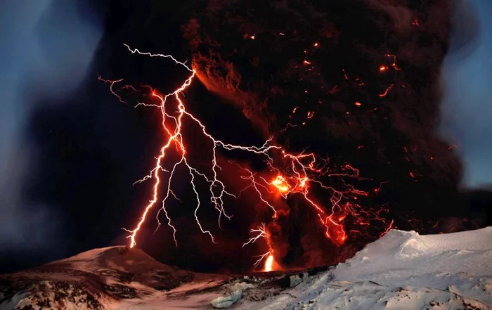 Vârful vulcanului Eyjafjallajokul este lovit de trăsnete în timpul erupţiei care a paralizat traficul aerian din Europa, 17 aprilie (Foto: Reuters / Lucas Jackson)