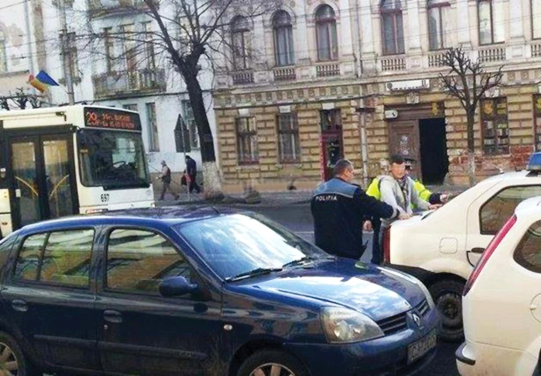 Un tânăr a fost arestat la Cluj după ce a ameninţat zeci de oameni în centrul oraşului