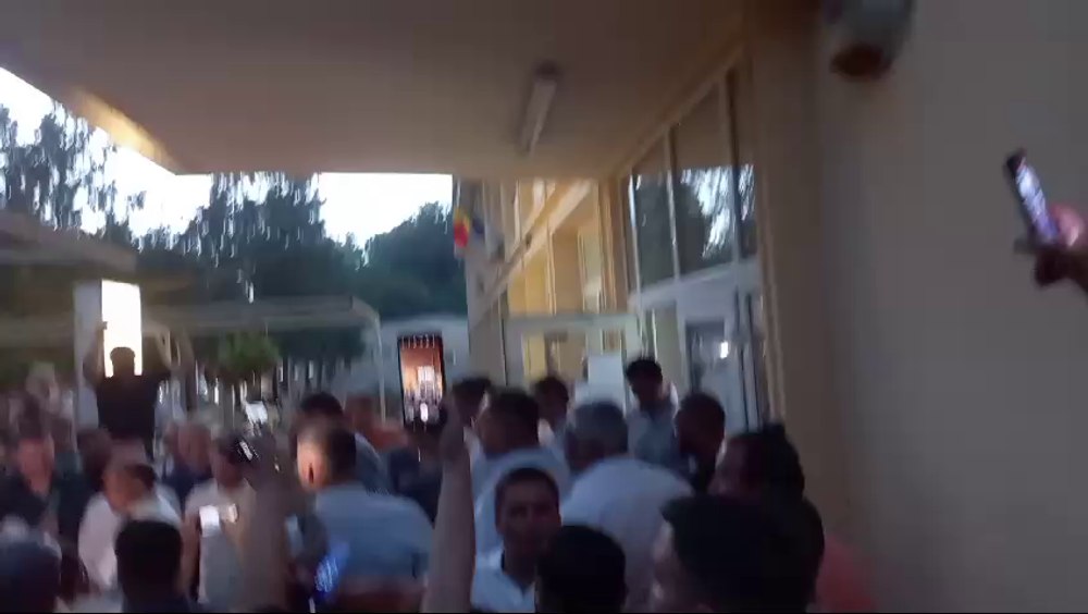 Alegeri locale 2024. Candidatul PSD la președinția CJ Vrancea, huiduit în stradă. Acuzat că a intrat ilegal într-o secție de votare unde s-au găsit peste 150 de buletine suspecte VIDEO 