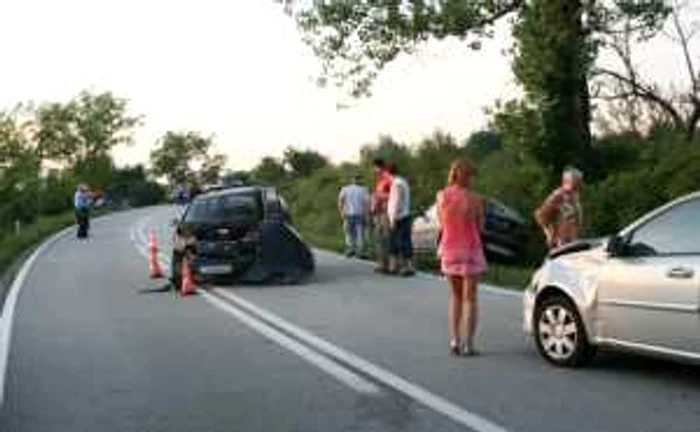 Reşiţa:VIDEO Drumul naţional dintre Reşiţa şi Caransebeş a fost transformat în pistă de "Formula 1" de şoferii vitezomani
