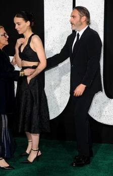 1 joaquin pheonis si rooney mara copil 4 jpg jpeg