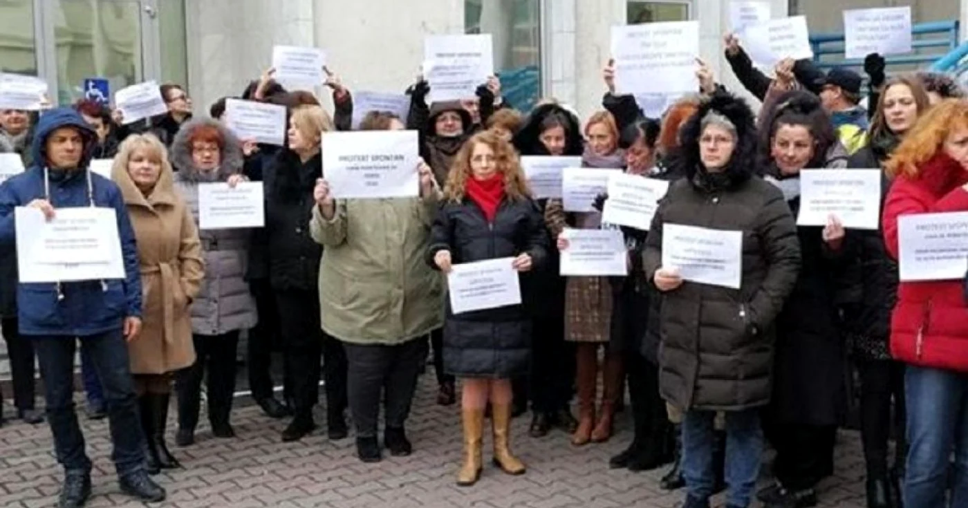 Funcționarii au ieșit în stradă să protesteze pentru salariile mici FOTO: Adevărul
