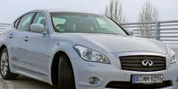 Cei de la Infiniti nu au inovat prea mult la designul exterior, iar look-ul gamei M a rămas şi pe această hibridă