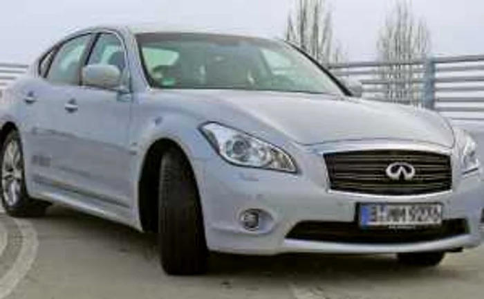 Cei de la Infiniti nu au inovat prea mult la designul exterior, iar look-ul gamei M a rămas şi pe această hibridă