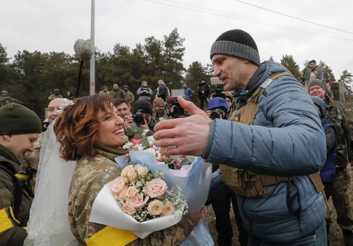 Vitaly Kliciko o salută pe luptătoarea ucraineană Lesya după nunta ei cu Valeri. Foto EPA_EFE