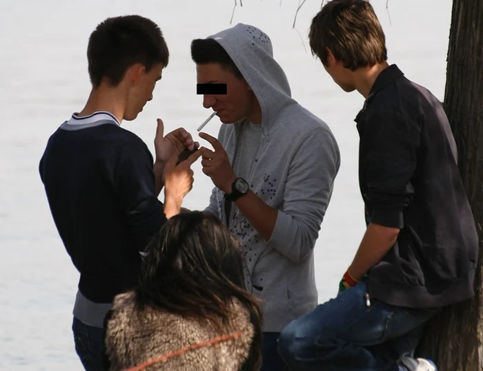 
    Elevii care trag chiulul de la şcoală îşi lasă familiile fără ajutor de la stat (foto: Click!)  