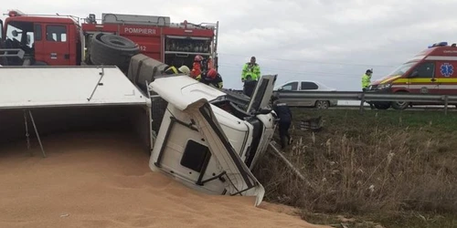 calarasi camion cu cereale rasturnat FOTO ISU Ialomita
