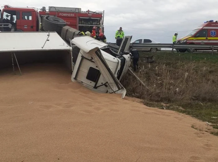 Camionul cu cereala a derapat şi s-a răsturnat FOTO ISU Ialomiţa