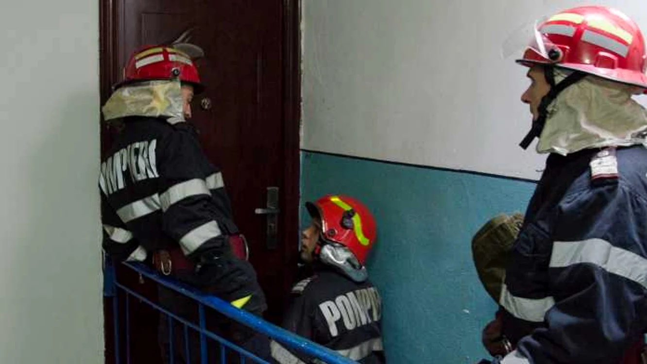 Ușa apartamentului a fost spartă de echipele speciale ISU pentru a permite mascaților să dezarmeze pompierul agresiv.