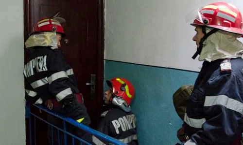 Ușa apartamentului a fost spartă de echipele speciale ISU pentru a permite mascaților să dezarmeze pompierul agresiv  jpeg