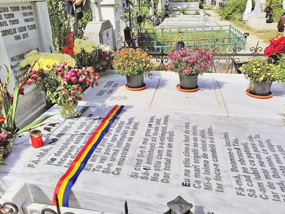
    Parastas de 4 ani pentru Vadim Tudor la Biserica Sf. Gheorghe Nou din Ca pitală  
