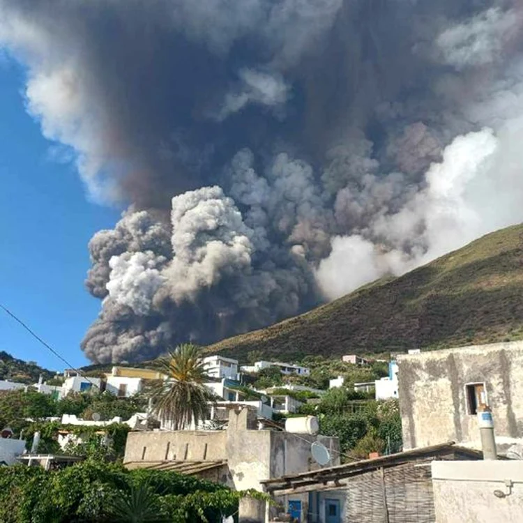Stromboli este o insulă în Sicilia, des vizitată de turiști. Foto: Facebook