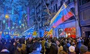 Concentració a Barcelona davant del Consolat Veneçolà a favor de Nicolás Maduro 20260103 02 jpg