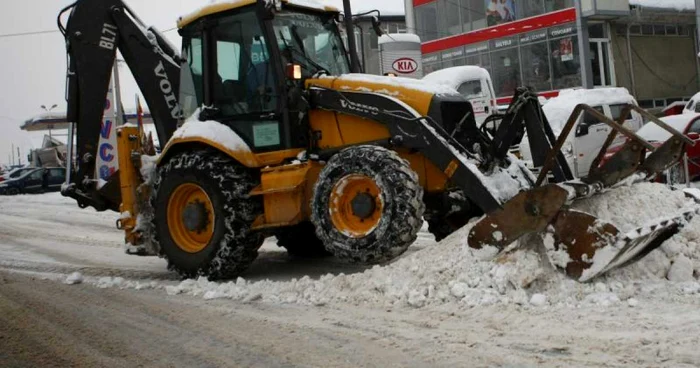 Craiova: Utilajele speciale au ajuns, într-un final, în zonele unde traficul a fost blocat.