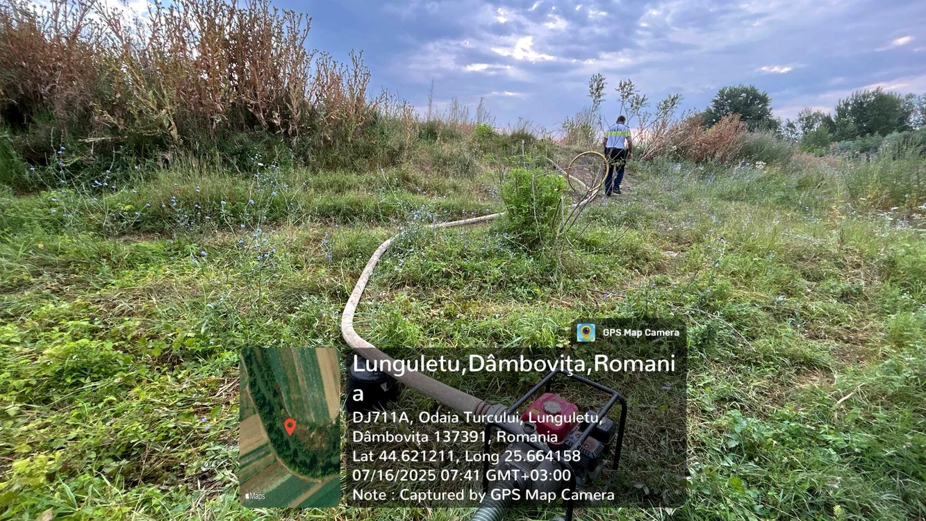 Reprezentanții Administrației Apele Române au găsit motopompe pe malul Dâmboviței FOTO: FB/A. Române