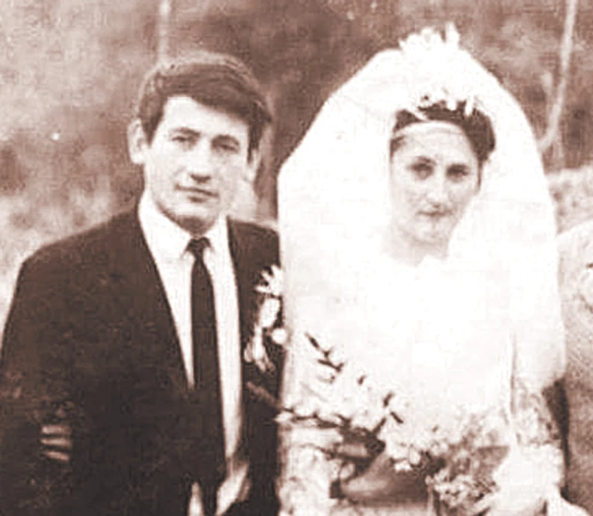 
    Gheorghe Zaharia,  alături de soția sa,  în ziua nunțiifoto: bzi.ro  