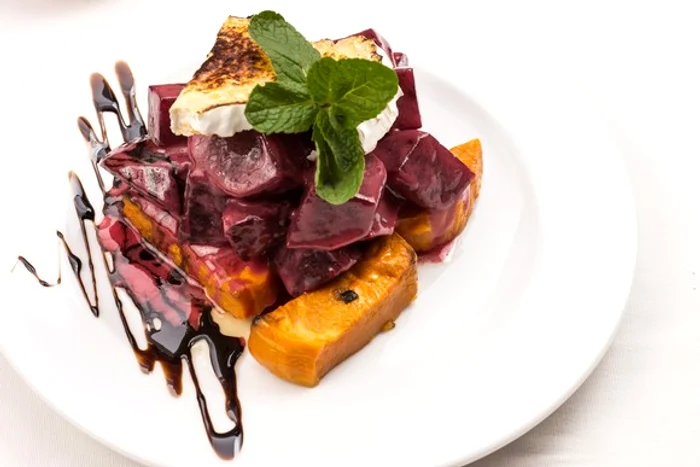 Salată cu brânză la grătar, sfeclă coaptă și dovleacFoto: Pixabay