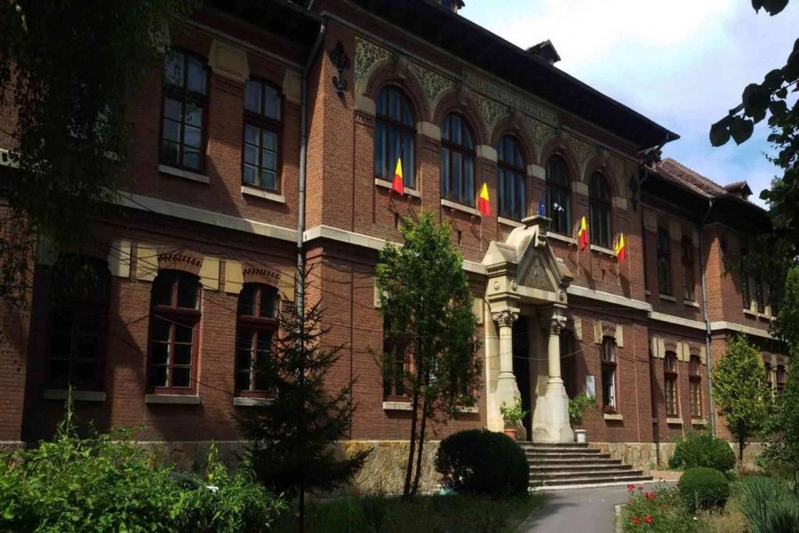 Profesor de sport din Argeș, arestat după ce a agresat sexual o elevă de gimnaziu. A fost ridicat de polițiști de la școală