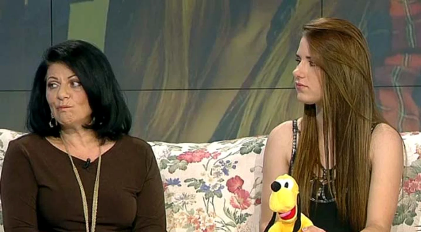 
    Elena Cârstea se teme ca revederea cu mama biologică a fiicei sale, Sanda (dreapta), să nu fie una dureroasă Foto: captură Pro Tv  