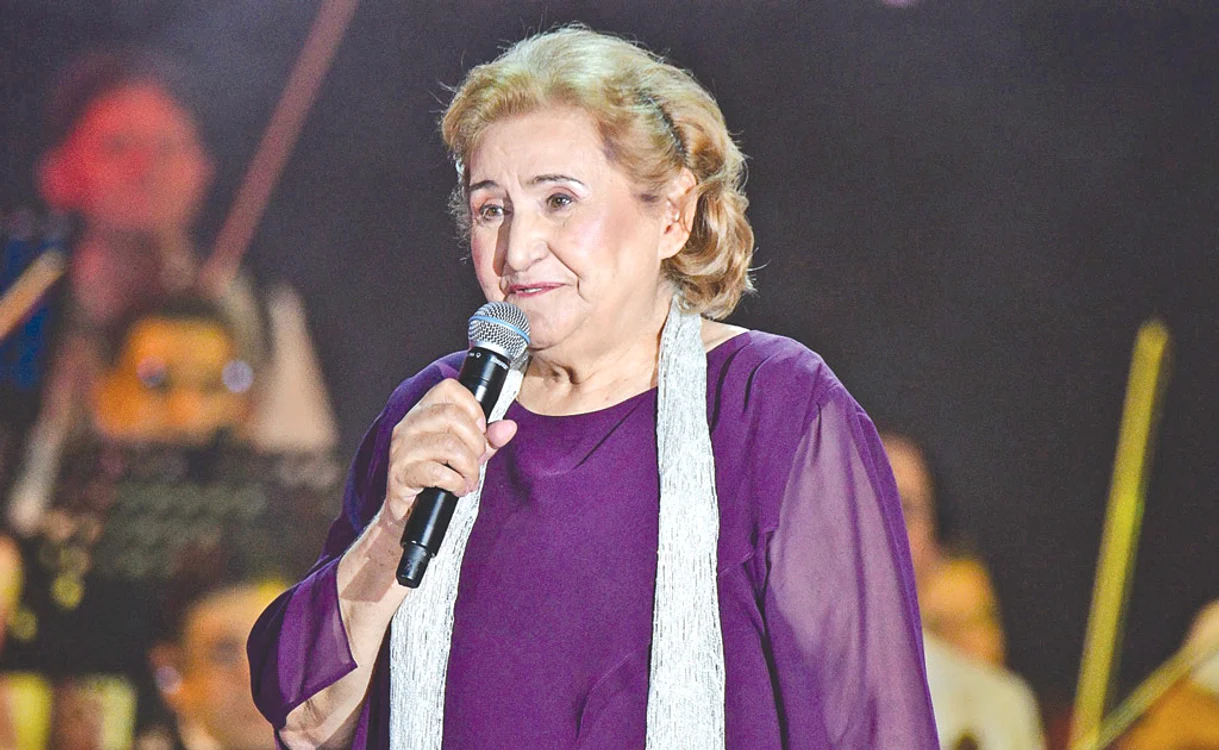 
    Gabi Luncă (80 de ani)  a cântat la ”Cerb” o  emoționantă melodie  despre viața ei, în  care i-a mulțumit  divinității pentru  tot ce i-a oferit  