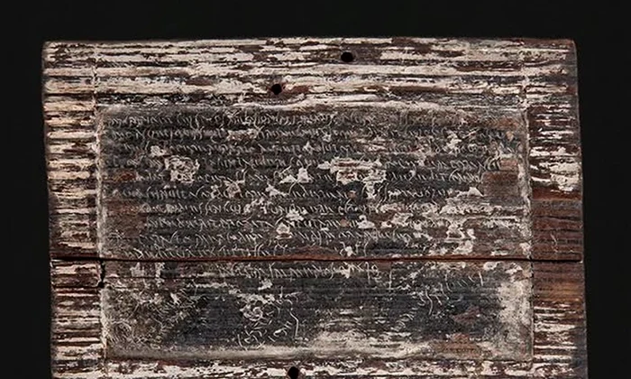 Tăbliță cerată descoperită la Alburnus Maior (© Muzeul Național de Istorie a României)