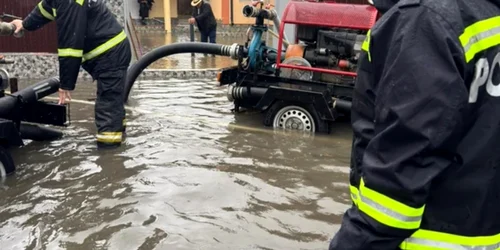 pompierii scot apa din gospodarii foto igsu png