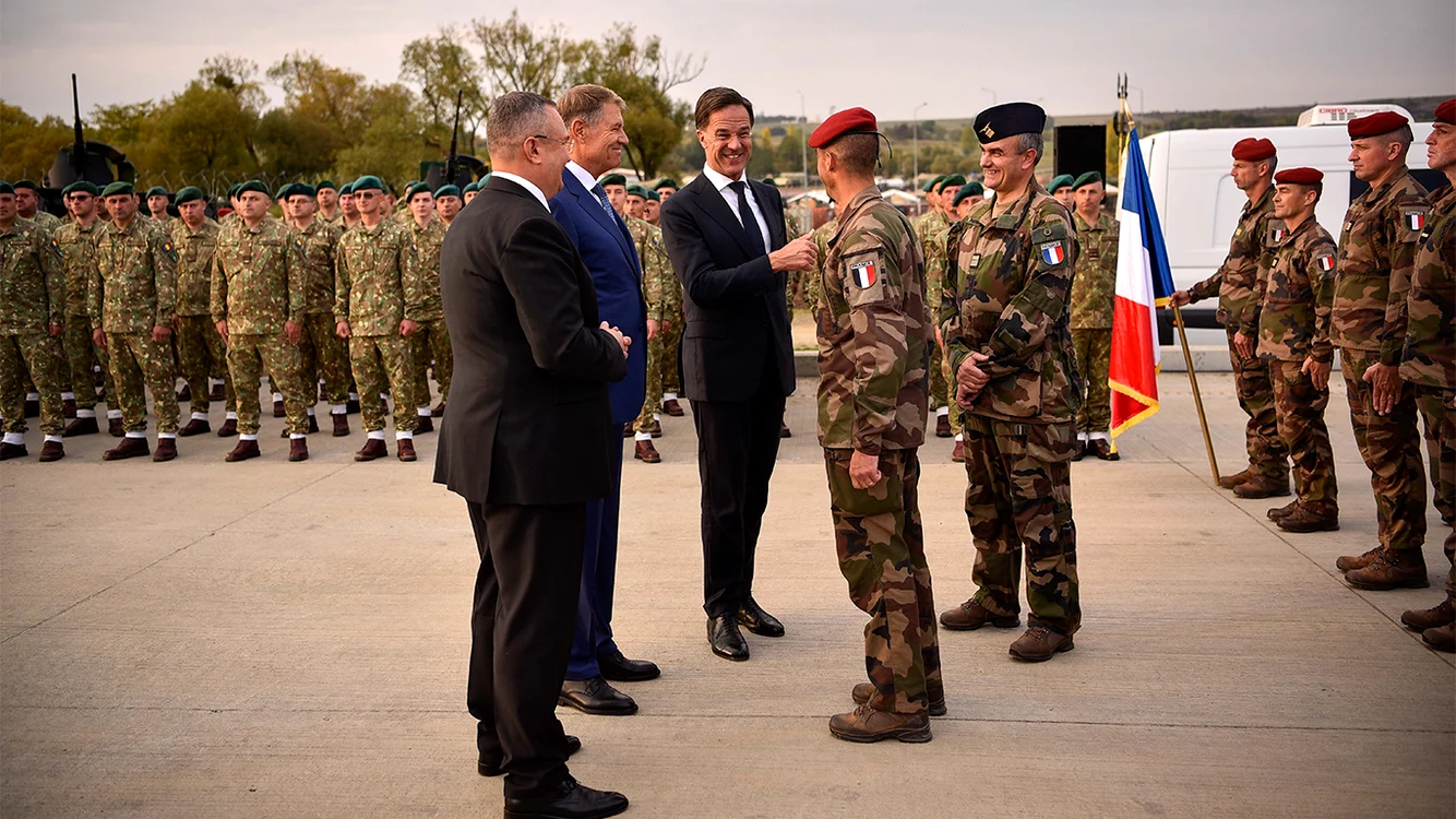 Premierul Olandei, Mark Rutte, şi Klaus Iohannis au vizitat baza militară Cincu, luna trecută