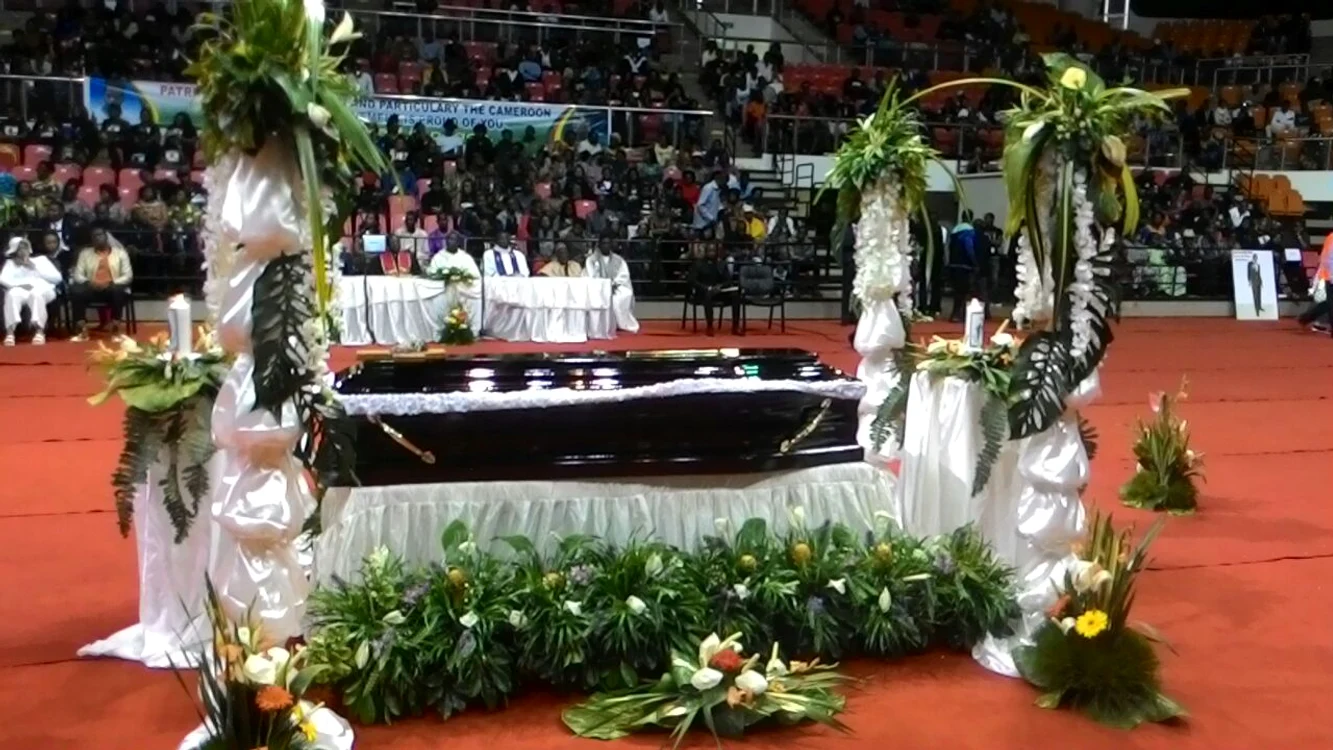 
    La ceremonia funerară au participat câteva sute de persoane  