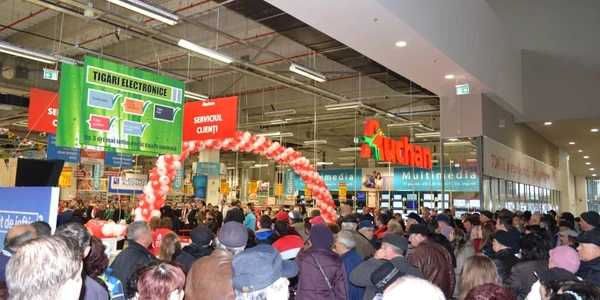 Aglomeraţie mare la deschiderea Coresi Shopping.