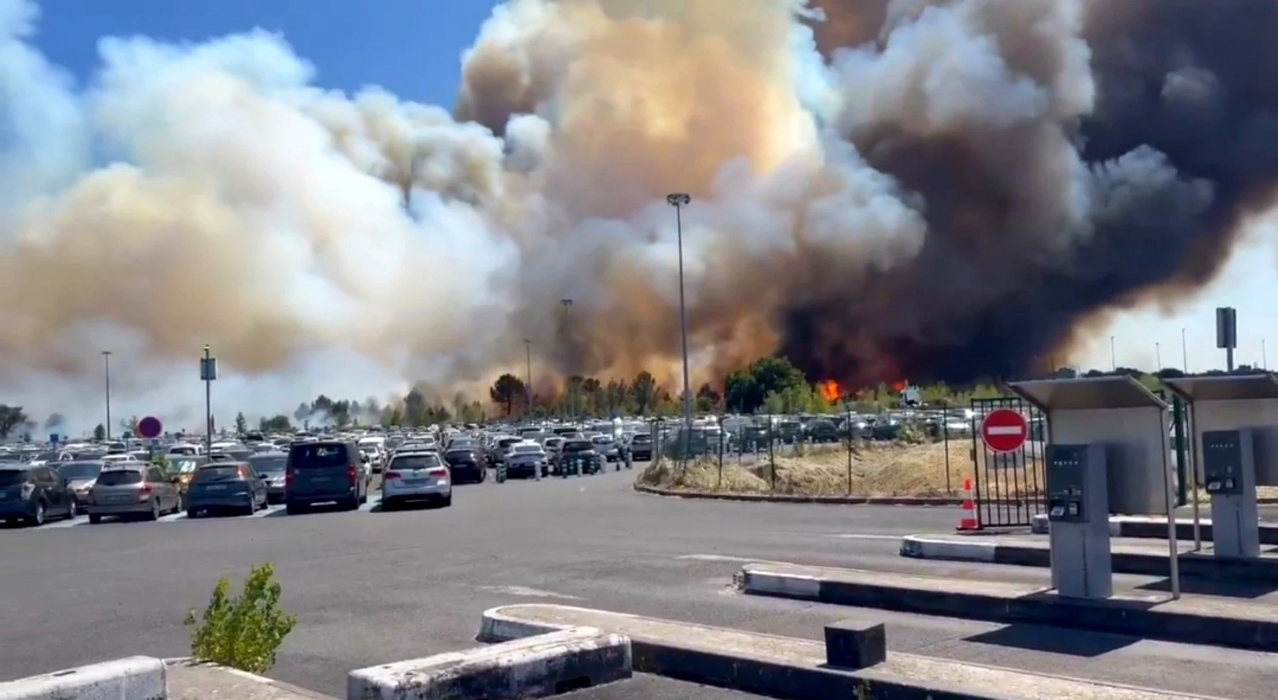 Doi pompieri au murit în timp ce luptau cu un incendiu la o clădire din apropierea aeroportului Bordeaux