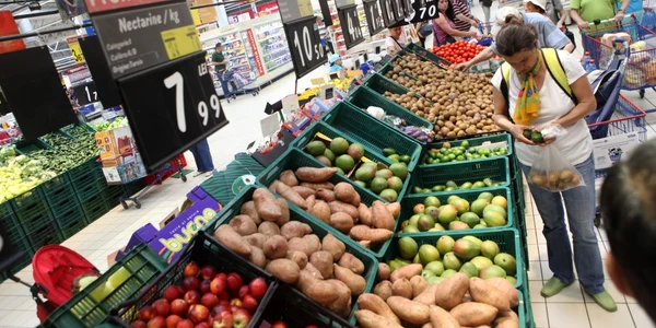 Fructele şi legumele au înregistrat cele mai mari creşteri de preţuri în aprilie şi mai