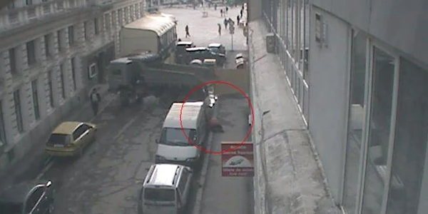Imaginile de pe camera video îl arată pe şeful de şantier umblând la roţile maşinii vandalizate