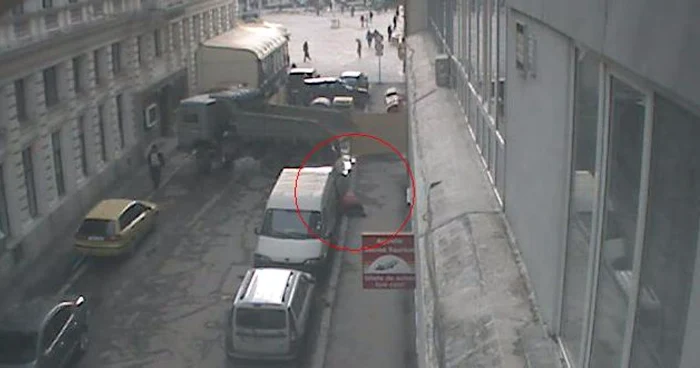 Imaginile de pe camera video îl arată pe şeful de şantier umblând la roţile maşinii vandalizate
