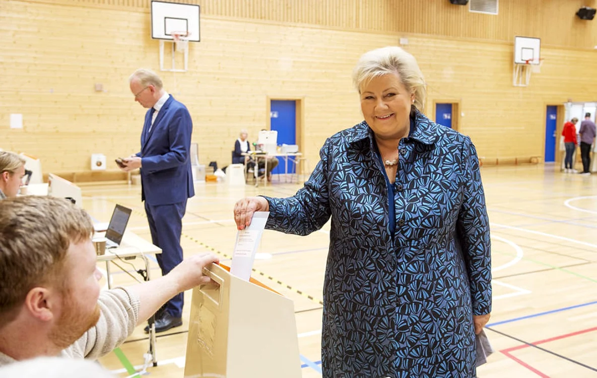 Premierul Erna Solberg exercitându-şi dreptul de vot la Bergen FOTO EPA-EFE