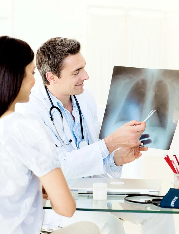 
    La un cabinet particular,  radiografia pulmonară  costă între 50 şi 200 de lei  