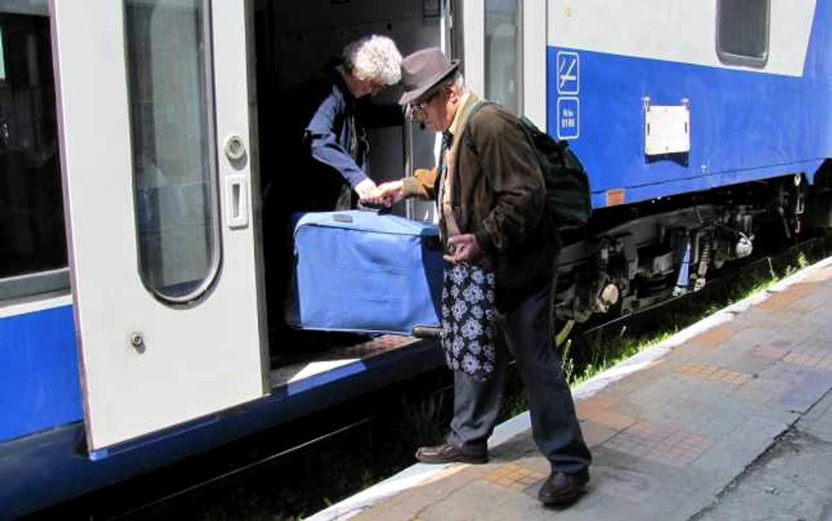 Trenurile pentru navetisti nu vor circula maine (foto arhiva)
