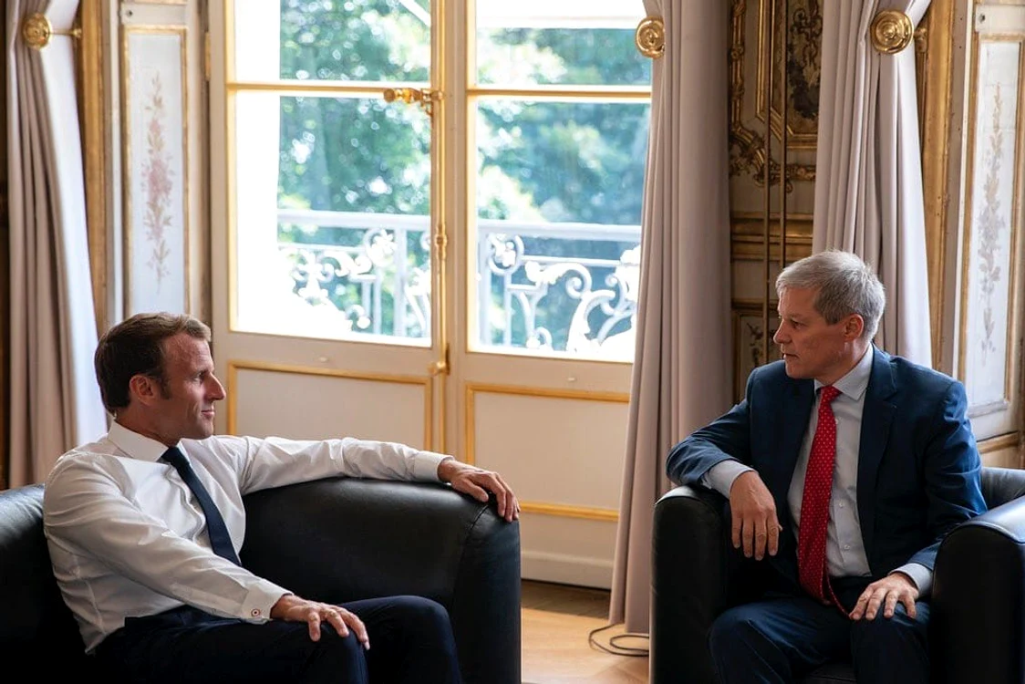 
    Dacian Cioloș s-a întâlnit cu președintele Franței, unde cei doi au dezbătut mai multe probleme politiceFoto Facebook  