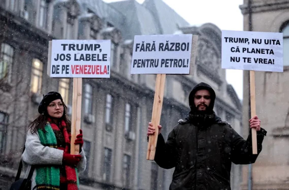 Aproximativ 20 de oameni protesteaza pentru sustinerea Venezuelei. FOTO. Mediafax