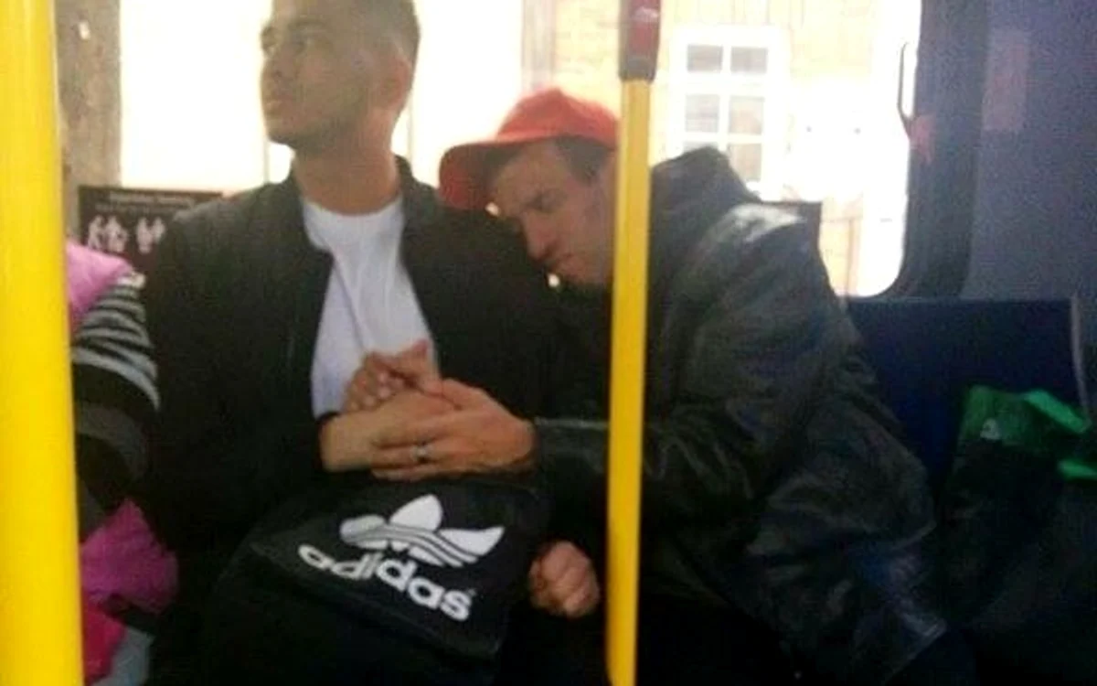 Bărbatul cu dizabilități l-a ținut de mână pe tânăr tot drumulFoto: Facebook