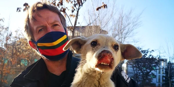 Paul Farthing si un caine din adapostul sau de animale din Kabul FOTO Nowzad