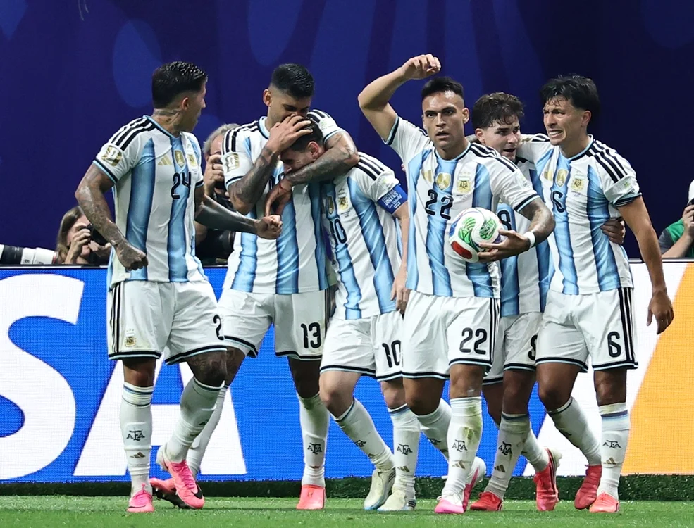 Argentinienii l-au înconjurat pe Messi pentru a-l felicita (Foto: EPAImages)