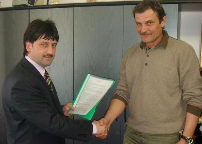 Primarul Petru Antal a semnat contracul de ridicare a bazei sportive