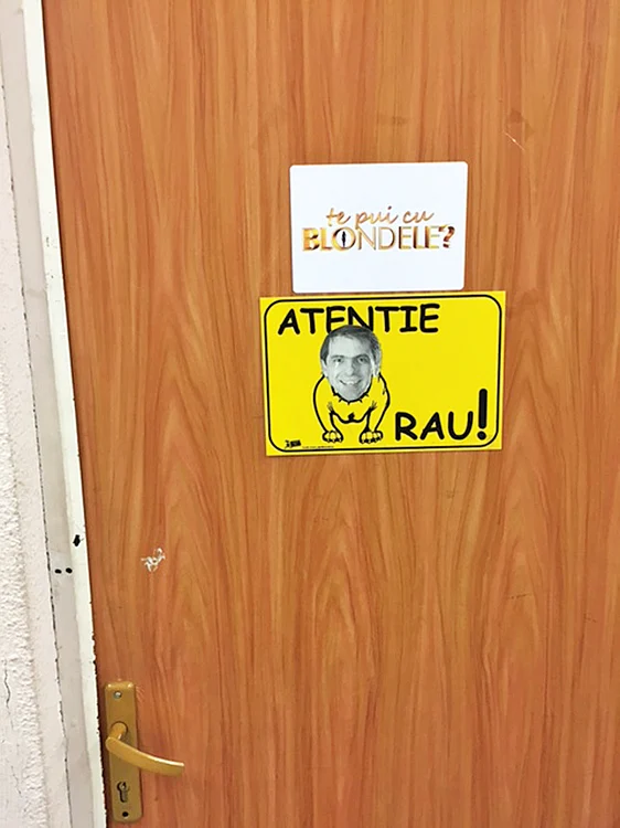 Pe ușă, colegii  avertizează:  ”Nu intrați,  câine rău!”