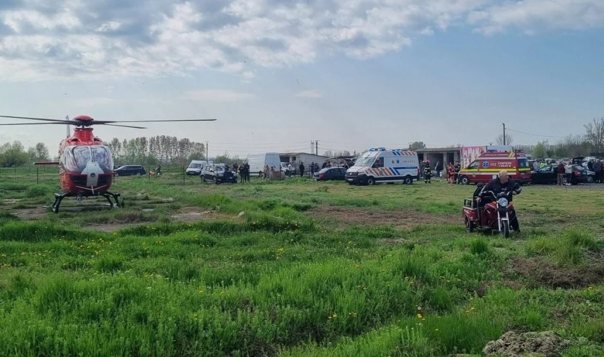 Accident cu cinci răniți la un târg săptămânal. Un șofer de 77 de ani ar fi încurcat frâna cu accelerația. Elicopterul SMURD a preluat o femeie în stare gravă