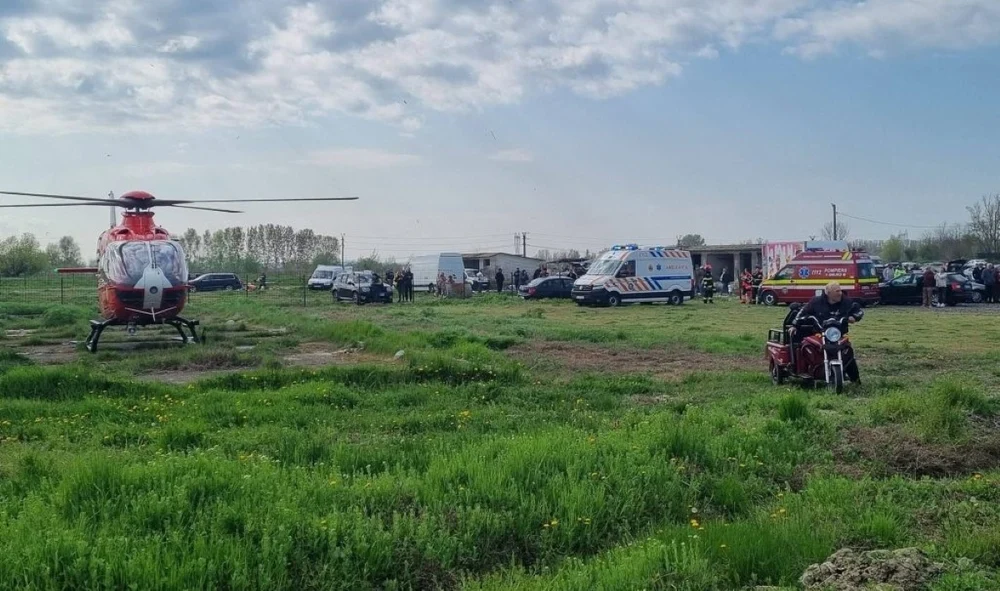 Accident cu cinci răniți la un târg săptămânal. Un șofer de 77 de ani ar fi încurcat frâna cu accelerația. Elicopterul SMURD a preluat o femeie în stare gravă